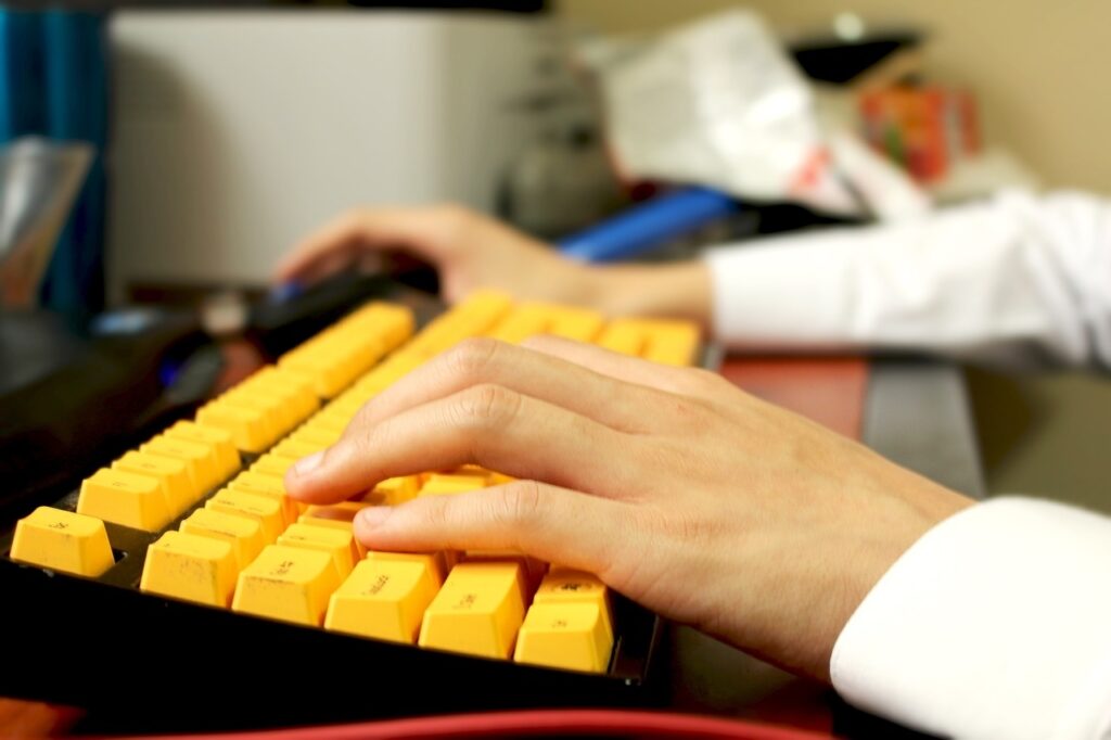 男子为当贴吧吧主向百度员工行贿宝马 网友：图啥？