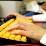 男子为当贴吧吧主向百度员工行贿宝马 网友：图啥？