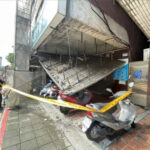 北市重慶北路天花板整片崩落 3機車慘被壓