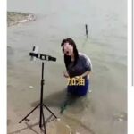 多名女主播无下限！假扮受灾群众 在水坑打滚求救